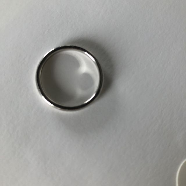 【銀座ダイヤモンドシライシの口コミ】 プラチナです。太さは2.0。12を試着しました。シンプルなデザインですので…