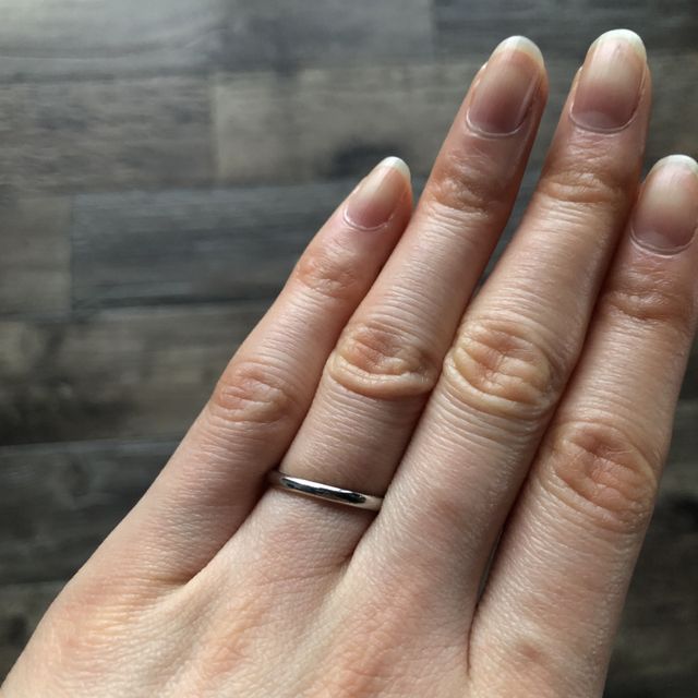 【銀座ダイヤモンドシライシの口コミ】 とにかくつけ心地を重視しました。プラチナです。太さは2.0、サイズは10で…