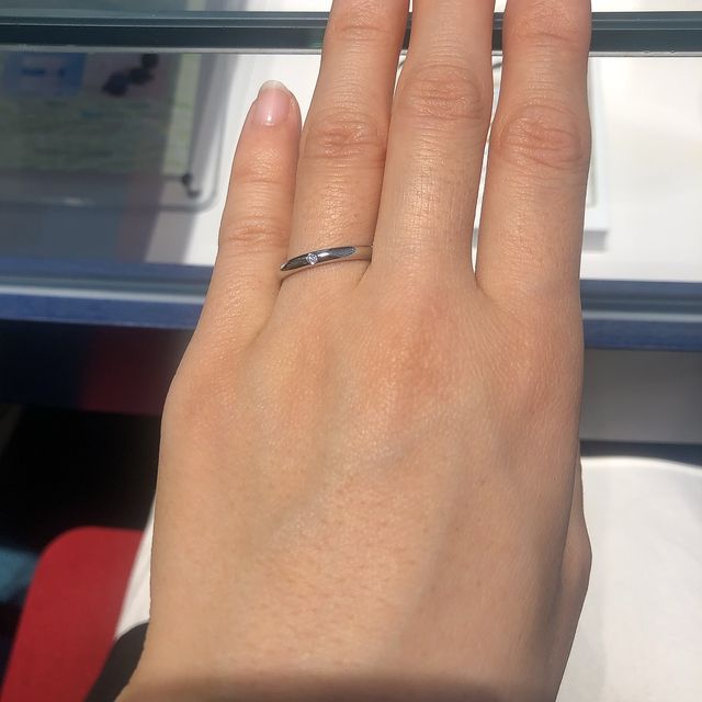 【銀座ダイヤモンドシライシの口コミ】 シンプルな一石のストレートの指輪。どんな場面でもつけやすく、一石入る…