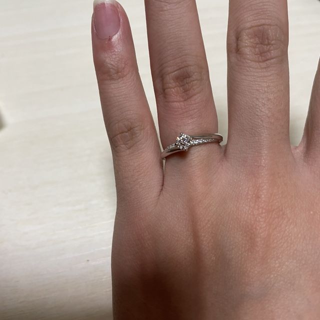 【エクセルコダイヤモンド(EXELCO DIAMOND)の口コミ】 こちらの指輪を購入した1番の理由はデザインです。
あらかじめネットで各…