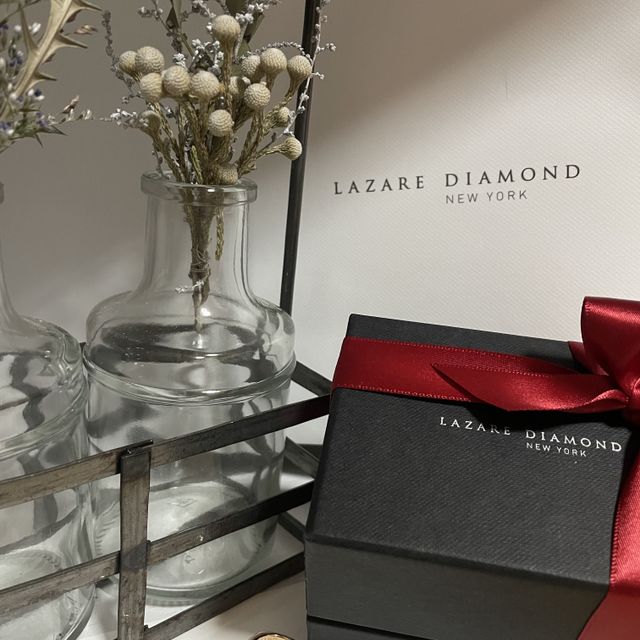 【ラザール ダイヤモンド(LAZARE DIAMOND)の口コミ】 ネットである程度デザインを選んでからお店に伺いました。定番のデザイン…