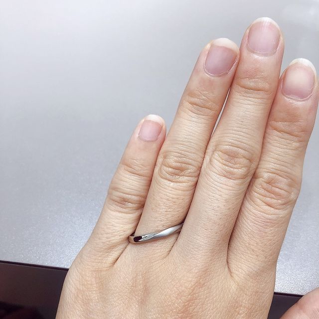 【4℃ BRIDAL(ヨンドシーブライダル)の口コミ】 ストレートでシンプルながらも少しデザインもある指輪を探しており試着。…