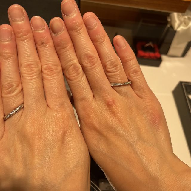 【銀座ダイヤモンドシライシの口コミ】 ダイヤモンドを輝かせるデザインのものが多いが、毎日つけるので仕事に支…