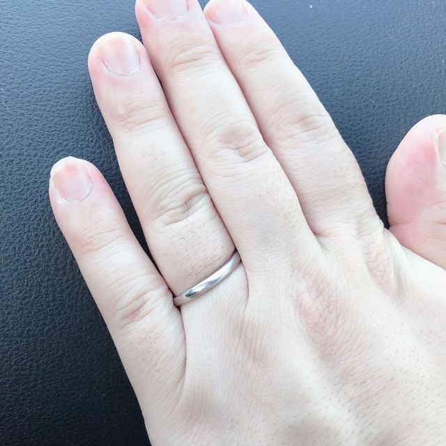 【4℃ BRIDAL(ヨンドシーブライダル)の口コミ】 新婦のデザインに応じたものですが、マット加工で落ち着いた輝きが気に入…