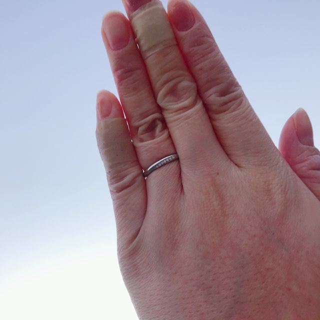 【4℃ BRIDAL(ヨンドシーブライダル)の口コミ】 指輪のデザインに惹かれました。シンプルな指輪の中にウェーブのデザイン…