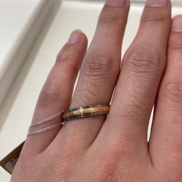 【EURO WEDDING BANDの口コミ】 雑誌で見て、デザインに惹かれて見に行きました。見た目通りとてもしっか…