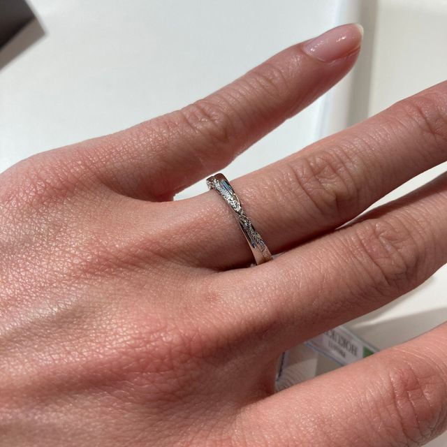 【PRIVATE BEACH(プライベートビーチ)の口コミ】 男性が細めが好みの方にはおすすめです。男性のリングにも彫刻で模様があ…