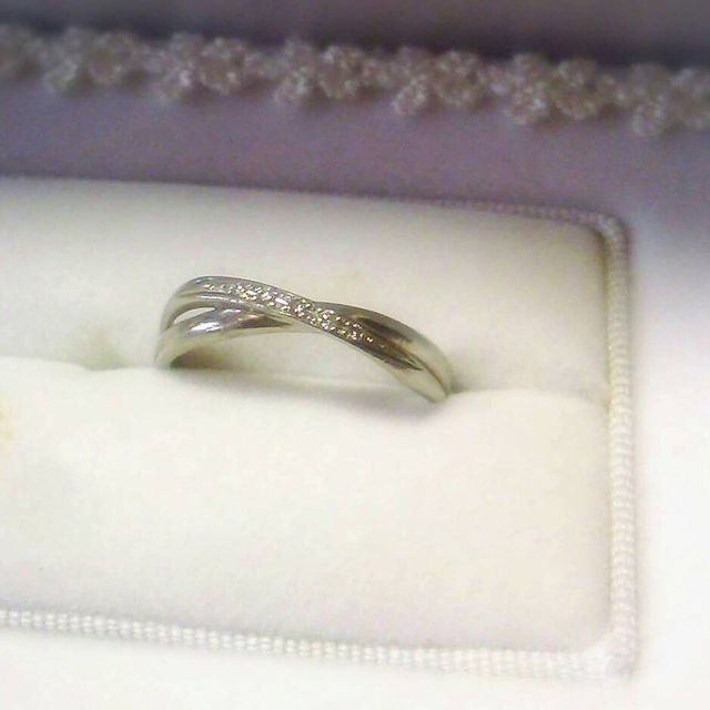 【ミンサーリングの口コミ】 あまり派手な指輪は好みではないので、シンプルでも、中央のピンクダイア…