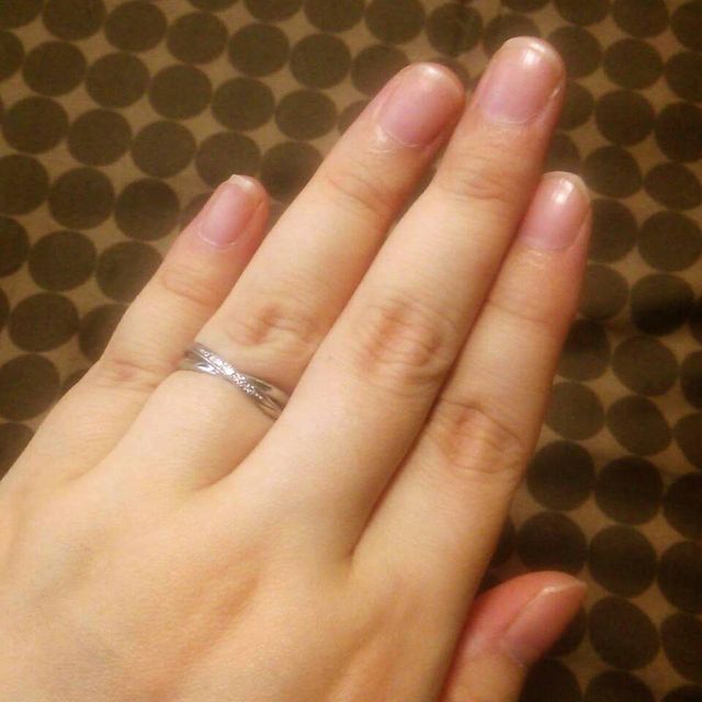 【ミンサーリングの口コミ】 あまり派手な指輪は好みではないので、シンプルでも、中央のピンクダイア…