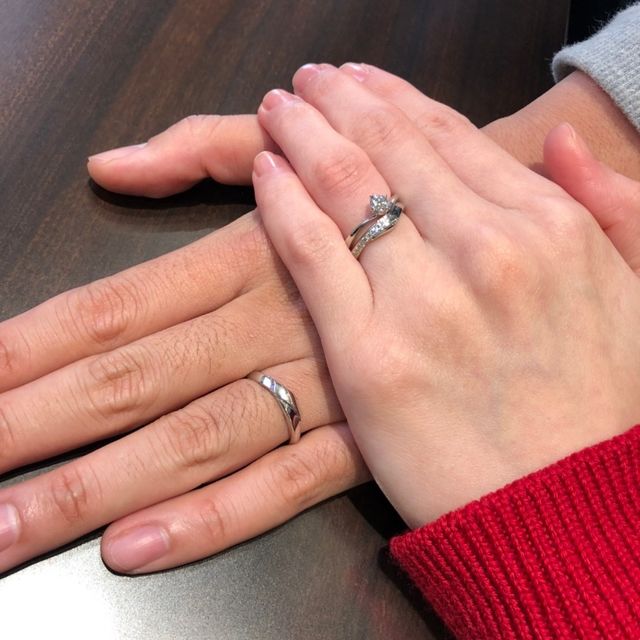 【俄(にわか)の口コミ】 婚約指輪、結婚指輪も、共にV字の指輪にしました。俄にはペアでありながら…