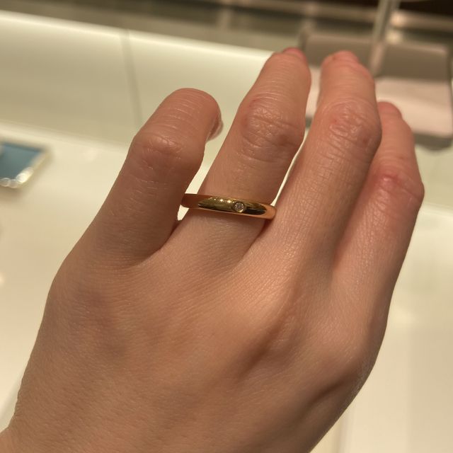 【ティファニー(Tiffany & Co.)の口コミ】 シンプルなストレートの指輪にダイヤが一つついたデザインです。イエロー…