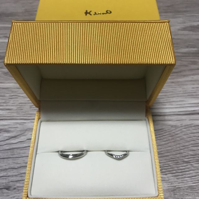 【ケイウノ ブライダル(K.UNO BRIDAL)の口コミ】 男性用はシンプルで女性用は少し特徴のある（Vの字のような）形なので、定…