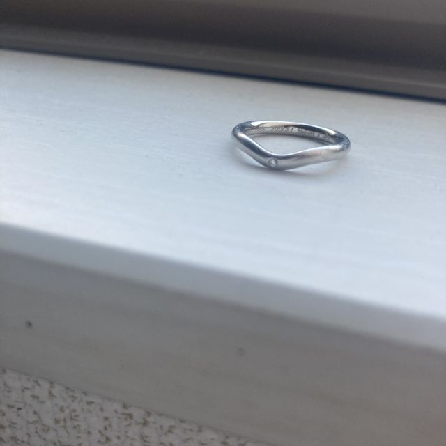 【ティファニー(Tiffany & Co.)の口コミ】 ティファニーならこのデザインと決めていました。
リングも細すぎず、ゆる…