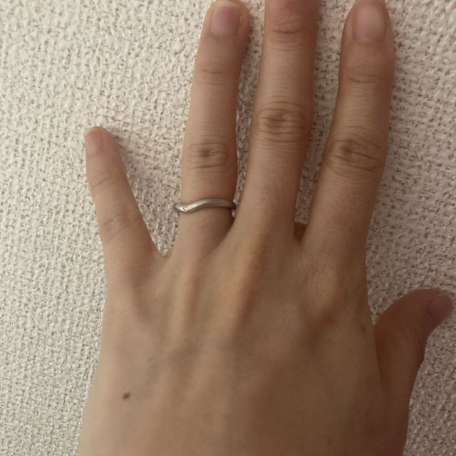 【ティファニー(Tiffany & Co.)の口コミ】 ティファニーならこのデザインと決めていました。
リングも細すぎず、ゆる…