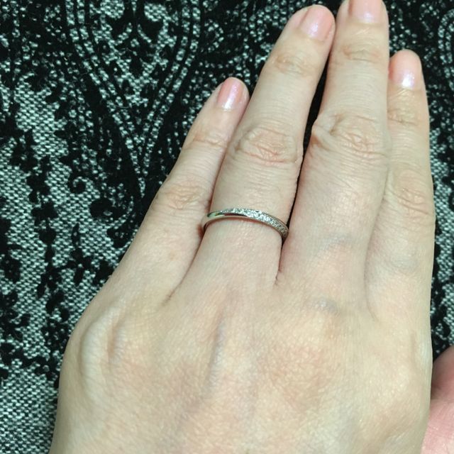 【銀座ダイヤモンドシライシの口コミ】 カーブラインでダイヤモンドか並んでいるので、どの角度から見ても輝きが…