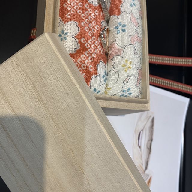 【杢目金屋(もくめがねや)の口コミ】 1番の決め手は一つしかないデザインです。
また一本の木目の板から繋がっ…