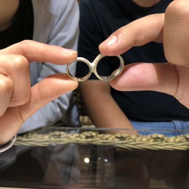 【杢目金屋(もくめがねや)の口コミ】 1番の決め手は一つしかないデザインです。
また一本の木目の板から繋がっ…