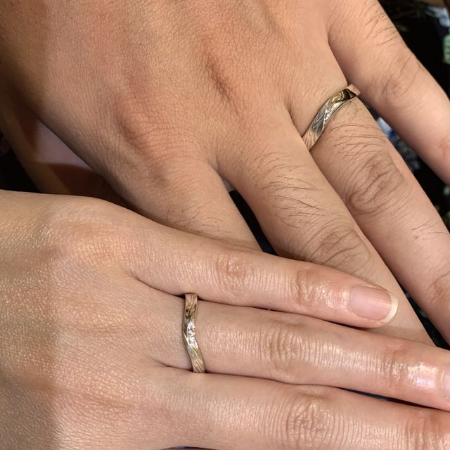 【杢目金屋(もくめがねや)の口コミ】 1番の決め手は一つしかないデザインです。
また一本の木目の板から繋がっ…