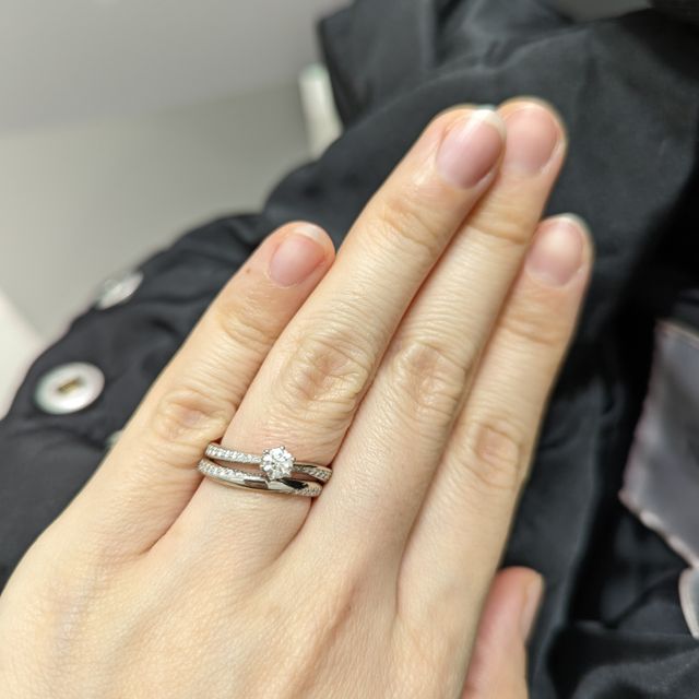 【4℃ BRIDAL(ヨンドシーブライダル)の口コミ】 彼が婚約指輪を選んでくれた時に、ウェーブラインの指輪がとても綺麗で、…