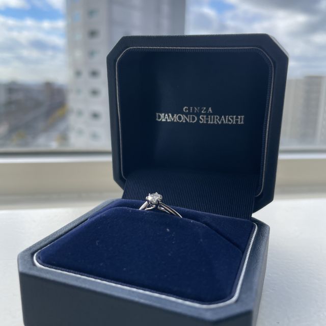 【銀座ダイヤモンドシライシの口コミ】 頂いた側なので決め手ではないですが、ダイヤモンドを2つの手で支えている…