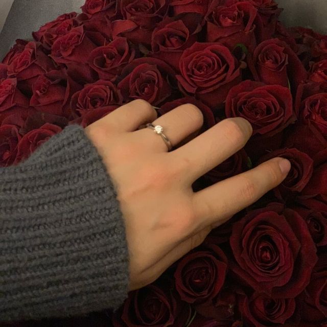 【ラザール ダイヤモンド(LAZARE DIAMOND)の口コミ】 真ん中がくびれているデザインです。真ん中がくびれていることでダイヤの…