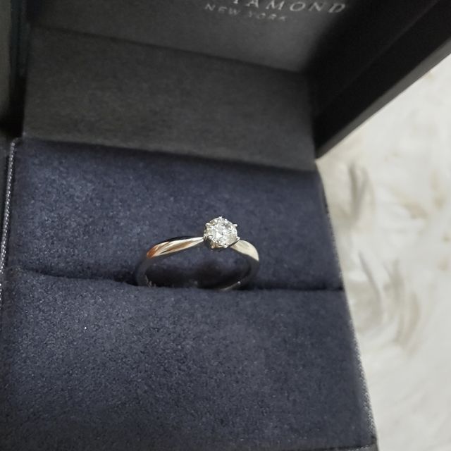 【ラザール ダイヤモンド(LAZARE DIAMOND)の口コミ】 真ん中がくびれているデザインです。真ん中がくびれていることでダイヤの…