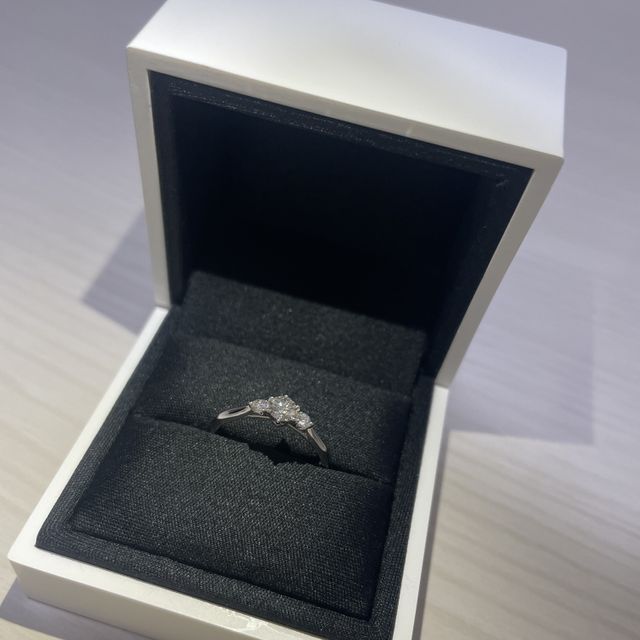 【FOREVERMARK(フォーエバーマーク)の口コミ】 ダイヤモンドの輝きが綺麗だったため。また、試着した時の指へのフィット…