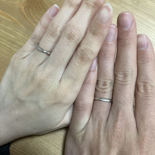 【銀座ダイヤモンドシライシの口コミ】 デザインに彼女が一目惚れしたためペアのリングに決めました。自分の指輪…