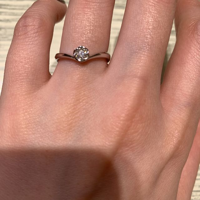 【TRECENTI(トレセンテ)の口コミ】 フローラのデザインが好みでした。
婚約指輪はいらないかなと思ってました…