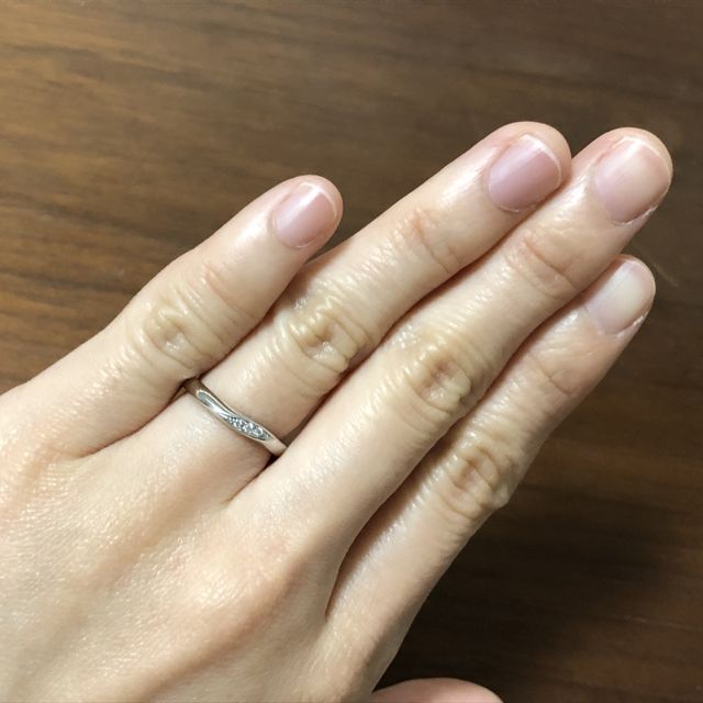 【銀座ダイヤモンドシライシの口コミ】 婚約指輪は買わないと決めていたので、ダイヤ入りのものを選びました。1石…