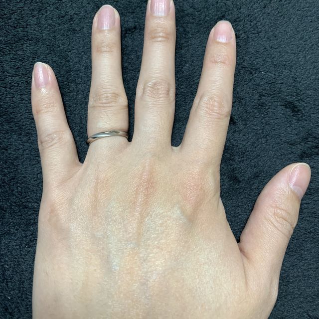 【アイプリモ(I-PRIMO)の口コミ】 指輪のデザインが気に入っています。斜めにラインが入っていて、マット加…