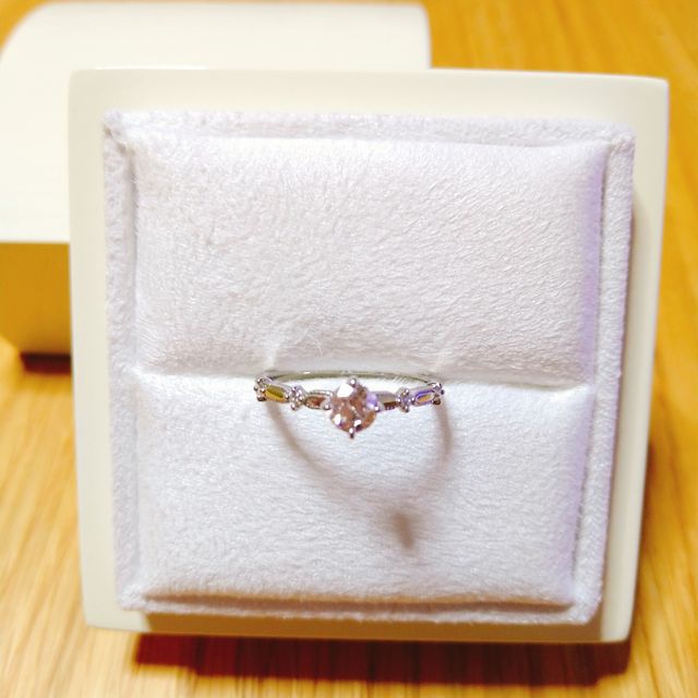 【LUCIE(ルシエ)の口コミ】 王道の婚約指輪！！と思っていたけど、夫が見つけてきたルシエの指輪を見…