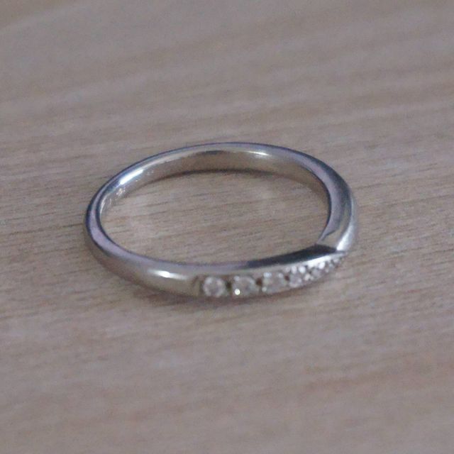 【ROYAL ASSCHER(ロイヤル・アッシャー)の口コミ】 ダイヤ入りにしたかったので、カットが有名なロイヤルアッシャーへ。
いく…