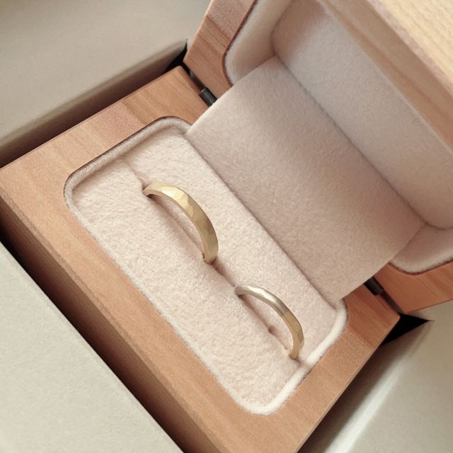 【uchimari(ウチマリ)の口コミ】 地黒な為、地肌の色に近いゴールドを選びました。
ゴールドで作成した事に…