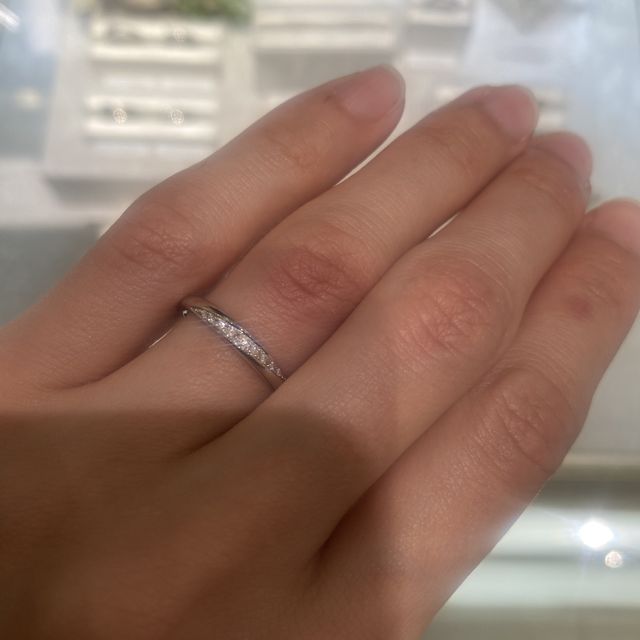 【ヴァンドーム青山(VENDOME AOYAMA)の口コミ】 ダイヤモンドが端にいくにつれて細くなっていて、指輪はストレートタイプ…