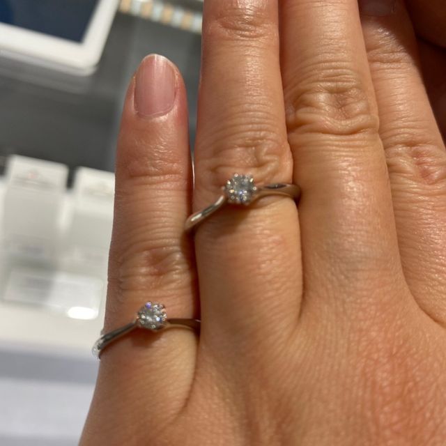 【STAR JEWELRY(スタージュエリー)の口コミ】 デザインが曲線なのが、意外に試着してみると可愛いかったです。そして、…