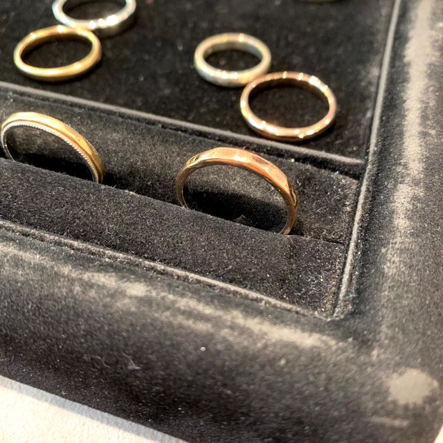 【hitotsuchi(ヒトツチ)の口コミ】 指輪のデザインは色々ありました。
槌目希望でしたので、槌目メインでサン…