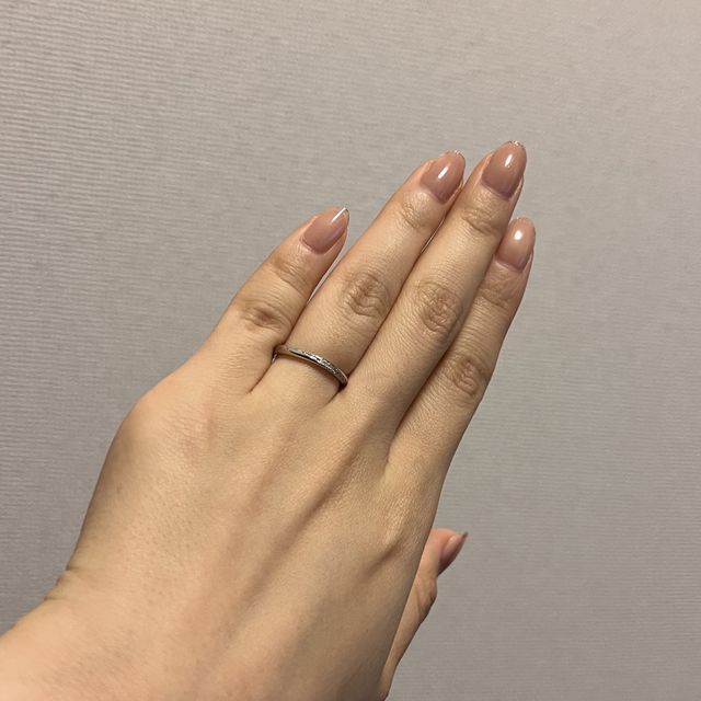 【銀座ダイヤモンドシライシの口コミ】 ストレートで細くて華奢な指輪を探していました。
着けると指が細長く見え…