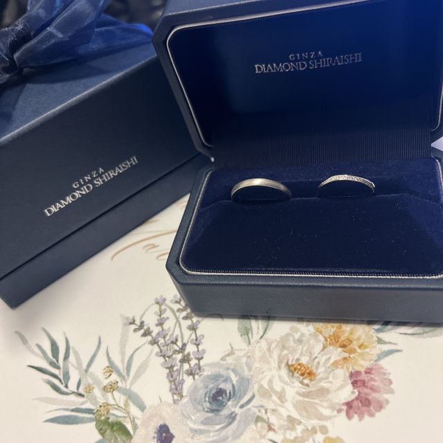 【銀座ダイヤモンドシライシの口コミ】 ストレートで細くて華奢な指輪を探していました。
着けると指が細長く見え…