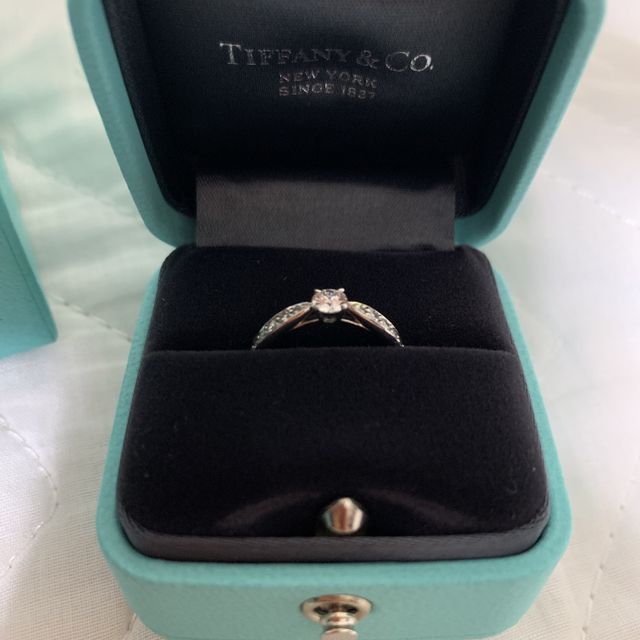 【ティファニー(Tiffany & Co.)の口コミ】 デザインとして真ん中に一粒ダイヤがあり、周りに小粒のダイヤが散りばめ…