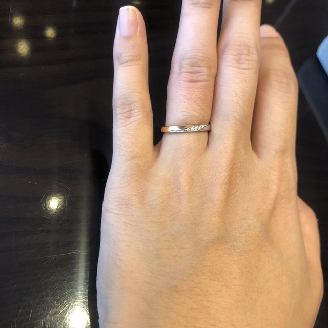 【ケイウノ ブライダル(K.UNO BRIDAL)の口コミ】 斜めラインに大きな石にプラス間に小さな石が入っています。石を境に上が…