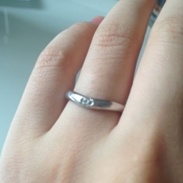 【ROYAL ASSCHER(ロイヤル・アッシャー)の口コミ】 ダイヤが一粒だけついていて、プラチナに適度な太さと厚みがあり、若干湾…