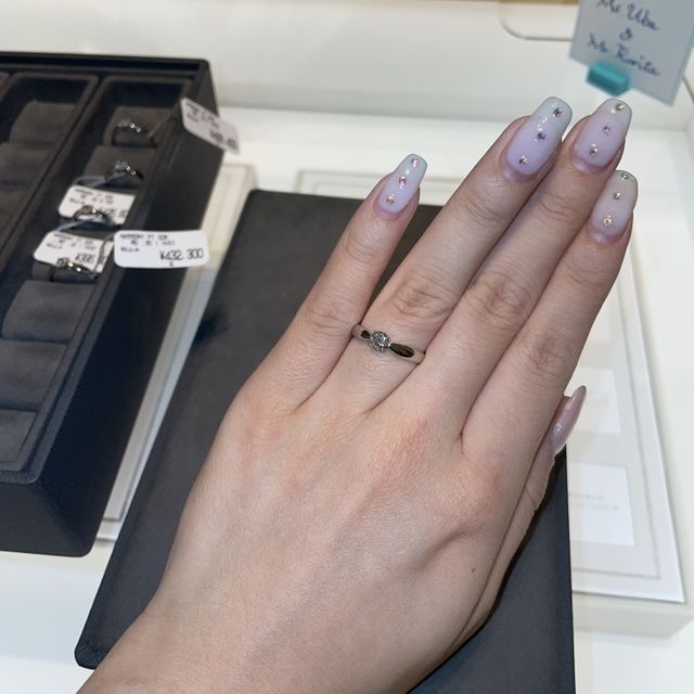 【ティファニー(Tiffany & Co.)の口コミ】 ・日本人女性に馴染むデザインということで、単体で見た時より付けた時の…