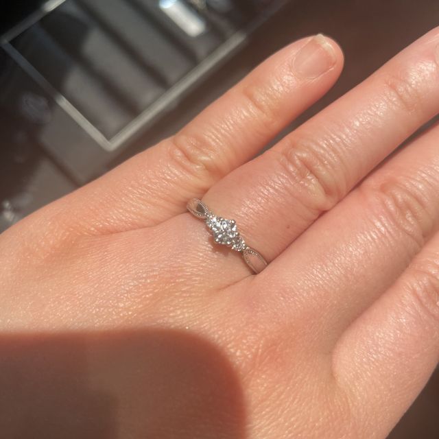 【エクセルコダイヤモンド(EXELCO DIAMOND)の口コミ】 正面はシンプルなソリティアだけど横から見たら可愛い、0.5カラットの指輪…