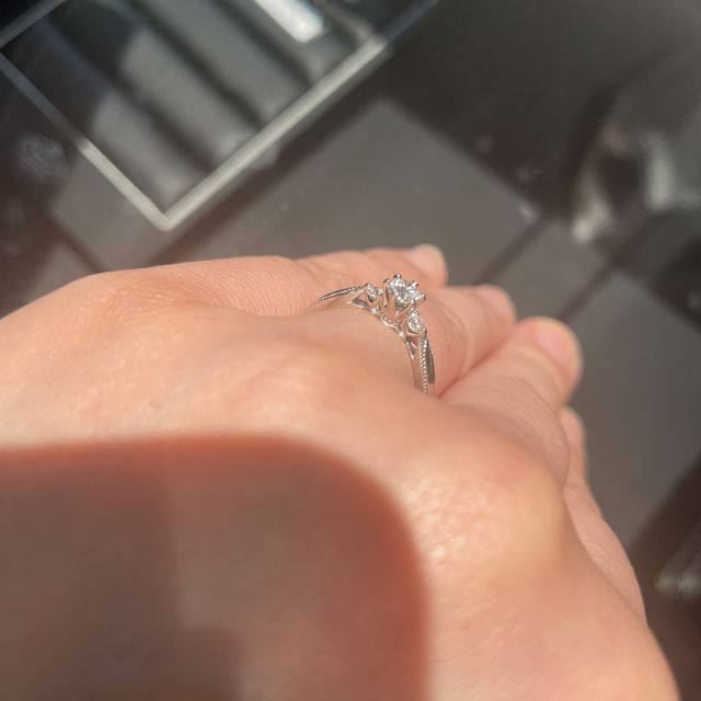 【エクセルコダイヤモンド(EXELCO DIAMOND)の口コミ】 正面はシンプルなソリティアだけど横から見たら可愛い、0.5カラットの指輪…