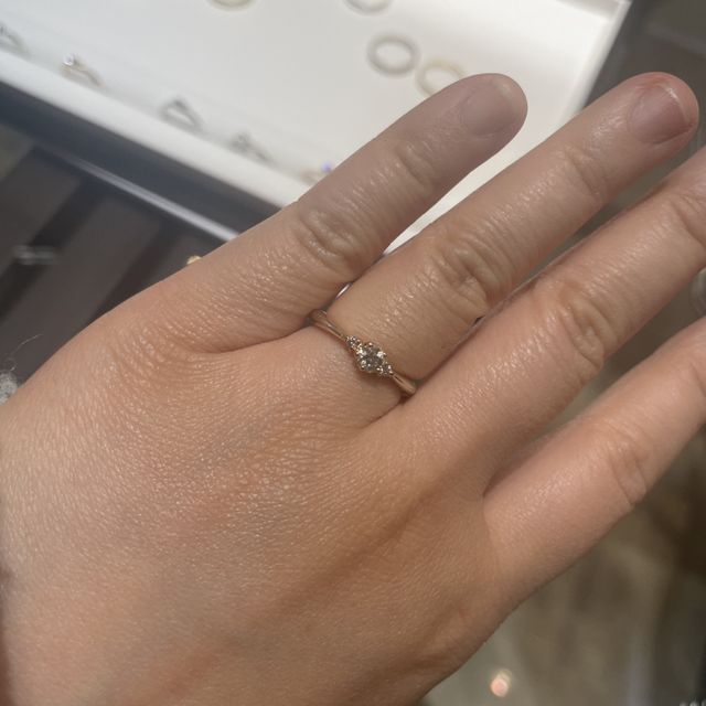 【杢目金屋(もくめがねや)の口コミ】 ダイヤモンドの台座が桜のデザインになっており、サイドビューも桜の花び…