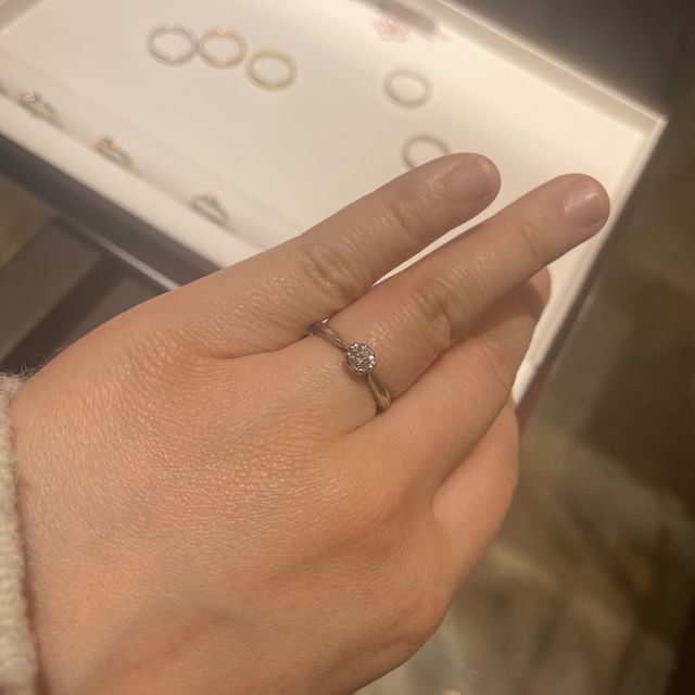 【杢目金屋(もくめがねや)の口コミ】 ダイヤモンドの台座が桜のデザインになっており、サイドビューも桜の花び…