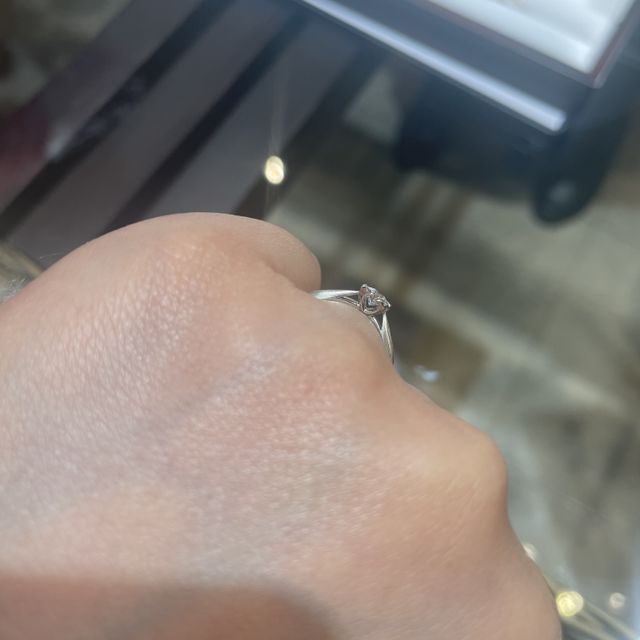 【杢目金屋(もくめがねや)の口コミ】 ダイヤモンドの台座が桜のデザインになっており、サイドビューも桜の花び…