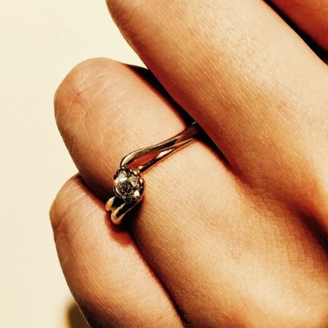 【杢目金屋(もくめがねや)の口コミ】 エンゲージリングですが、華やかさよりは上品さがあり肌の色との馴染みが…