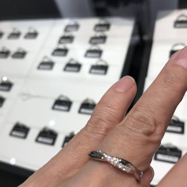 【ラザール ダイヤモンド(LAZARE DIAMOND)の口コミ】 スイート アイヴィは二つの曲線が重なるデザインが素敵でした。ウエーブが…